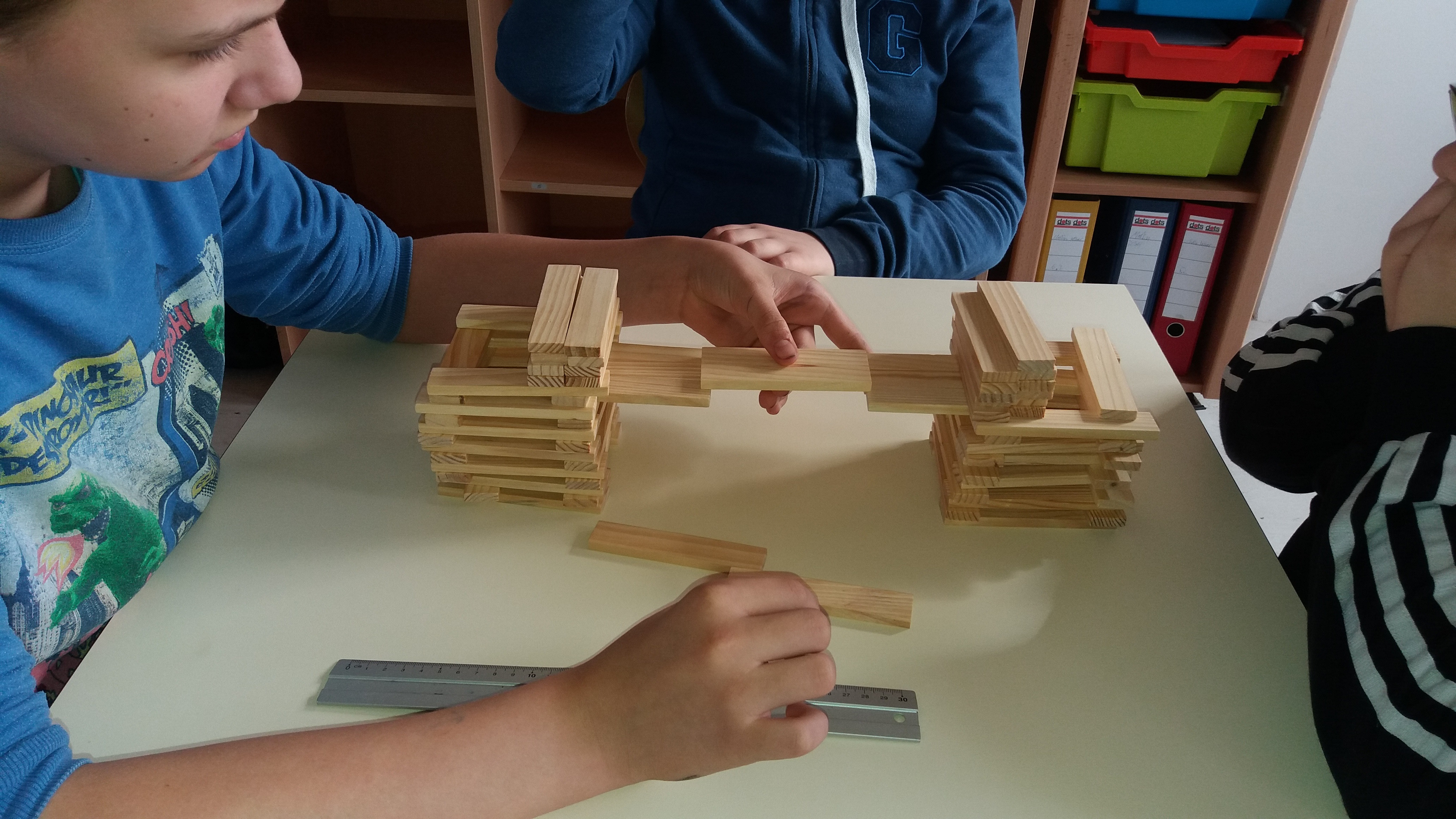  Der Versuch in der Gruppe eine tragfähige Brücke zu bauen 