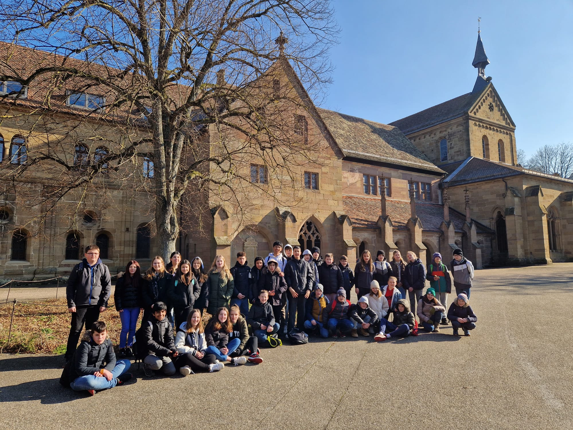  Die Lerngruppen 7 vor dem Kloster Maulbronn 